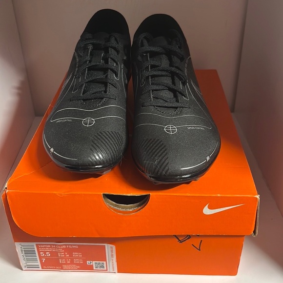 NWT NIKE VAPOR 14 CLUB FG/MG cleats Size 7 Women or 5.5 Me/Big Boys - Picture 5 of 6